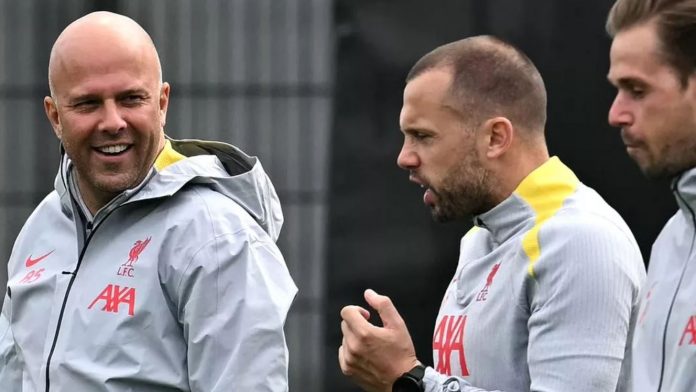 Pelatih Liverpool Arne Slot dan John Heitinga