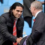 Radamel Falcao bersalaman dengan Alex Ferguson