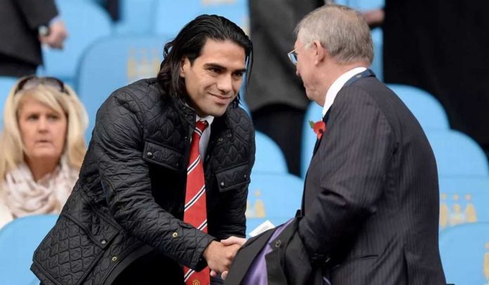 Radamel Falcao bersalaman dengan Alex Ferguson