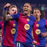 Raphinha merayakan gol bersama rekan-rekannya di Barcelona