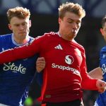 Rasmud Hojlund dikawal Jarrad Branthwaite di laga Everton vs Manchester United