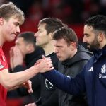 Rasmus Hojlund bersalaman dengan Ruben Amorim saat diganti keluar