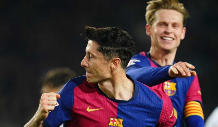 Robert Lewandowski merayakan gol di laga Barcelona vs Rayo Vallecano