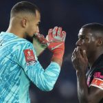 Robert Sanchez berbicara dengan Moises Caicedo