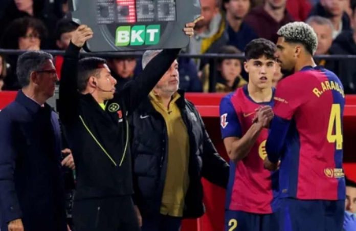 Ronald Araujo saat ditarik keluar ketika Barcelona tandang ke Sevilla