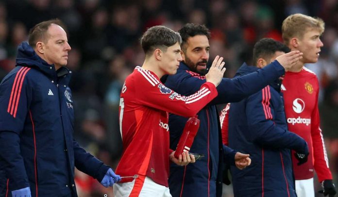 Ruben Amorim memberi instruksi kepada Alejandro Garnacho di laga Manchester United vs Bournemouth