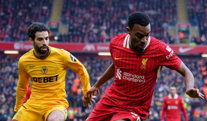 Ryan Gravenberch menguasai bola di laga Wolves vs Liverpool