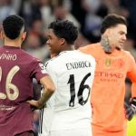 Savinho, Endrick, Ederson dan Rodrygo berbincang-bincang usai pertandingan