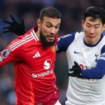 Son Heung-Min berebut bola dengan Noussair Mazroaui