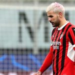 Theo Hernandez meninggalkan lapangan usai kartu merah