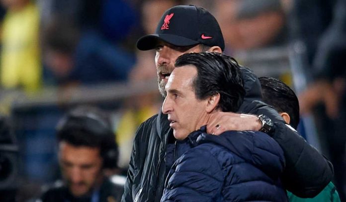 Unai Emery bersama Jurgen Klopp di laga Liverpool vs Aston Villa