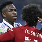 Vinicius Junior memeluk Mohamed Salah dalam pertemuan Liverpool vs Real Madrid