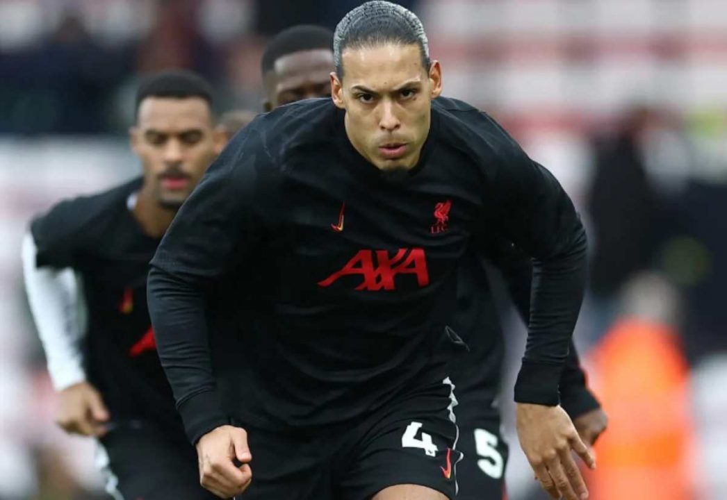 Virgil van Dijk dalam sebuah sesi latihan Liverpool