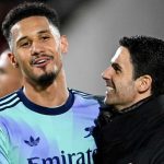 William Saliba bersama Mikel Arteta usai laga Brentford vs Arsenal