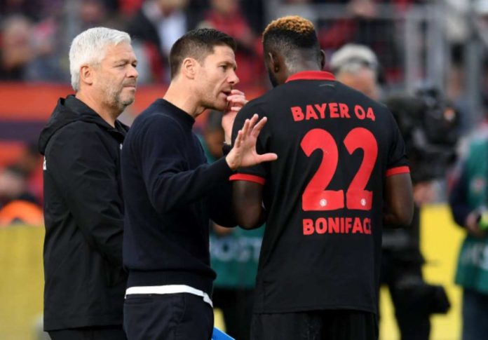 Xabi Alonso bersama bintang Bayer Leverkusen Victor Boniface