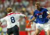 Zinedine Zidane berduel dengan Paul Scholes di level internasional