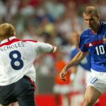Zinedine Zidane berduel dengan Paul Scholes di level internasional