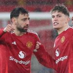 Alejandro Garnacho berbicara dengan Bruno Fernandes di laga Manchester United vs Ipswich Town