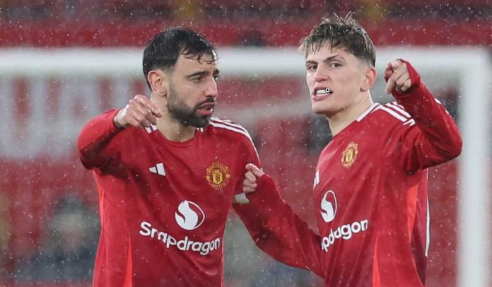 Alejandro Garnacho berbicara dengan Bruno Fernandes di laga Manchester United vs Ipswich Town