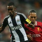 Alexander Isak dikawal Virgil van Dijk