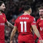Alexis Mac Allister merayakan gol bersama Mohamed Salah dan Dominic Szoboszlai di laga Liverpool v Newcastle United