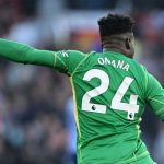 Andre Onana menendang bola di laga Manchester United vs Arsenal
