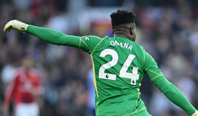 Andre Onana menendang bola di laga Manchester United vs Arsenal