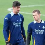 Andriy Lunin di sesi latihan Real Madrid bersama Thibaut Courtois