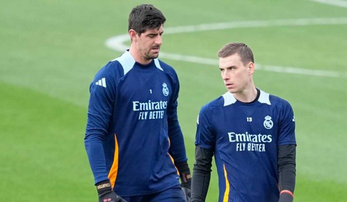 Andriy Lunin di sesi latihan Real Madrid bersama Thibaut Courtois