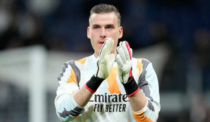 Andriy Lunin saat pemanasan di laga Real Madrid vs Atletico De Madrid