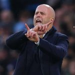 Arne Slot memberi instruksi pemain Liverpool di laga kontra Manchester City