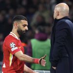 Arne Slot menyalami Mohamed Salah yang ditarik keluar lapangan