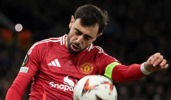 BRuno Fernandes menendang bola di laga Manchester United vs Real Sociedad