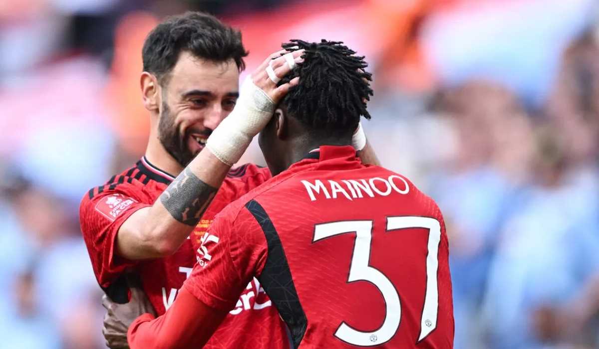 Bruno Fernandes merayakan gol bersama Kobbie Mainoo'