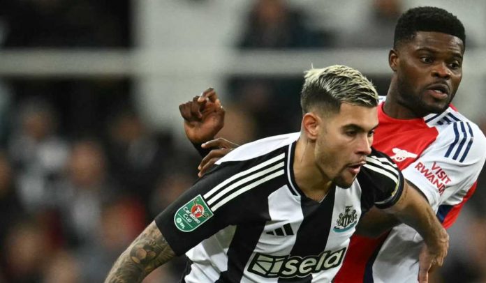 Bruno Guimaraes dari Newcastle United berebut bola dengan Thomas Partey dari Arsenal