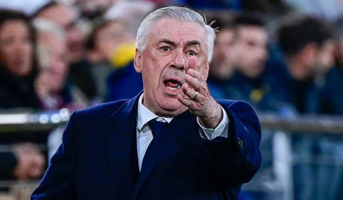 Carlo Ancelotti memberi instruksi di laga Real Madrid vs Villarreal