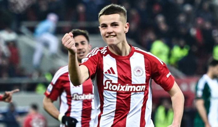 Christos Mouzakitis merayakan golnya untuk Olympiacos