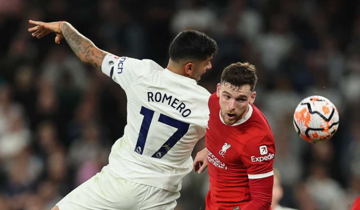 Cristian Romero dari Tottenham berduel udara dengan Andrew Robertson dari Liverpool