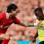 Dominik Szoboszlai berebut bola dengan Kamaldeen Sulemana