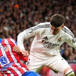 Fede Valverde dari Real Madrid berebut bola dengan Samuel Lino dari Atletico Madrid