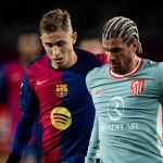 Fermin Lopez (Barcelona) berebut bola dengan Rodrigo de Paul (Atletico Madrid)