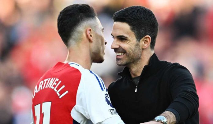 Gabriel Martinelli memeluk Mikel Arteta usai laga Arsenal vs Southampton