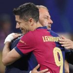 Hansi Flick memeluk Robert Lewandowski di laga Barcelona v Bayern Munchen
