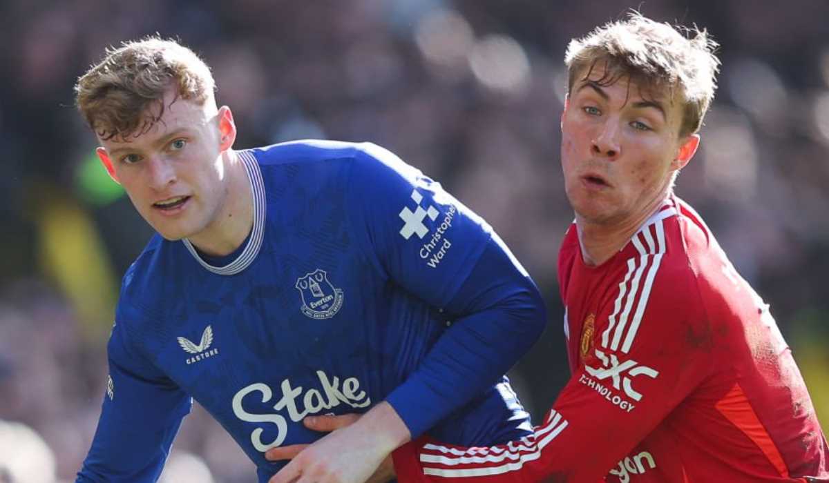 Jarrad Branthwaite berebut bola dengan Rasmus Hojlund di laga Everton vs Manchester United