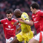 Jean-Philipp Mateta dari Crystal Palace dikawal Harry Maguire dari Manchester United