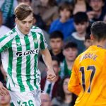 Jesus Rodriguez dari Real Betis mencoba melewati Lucas Vazquez dari Real Madrid