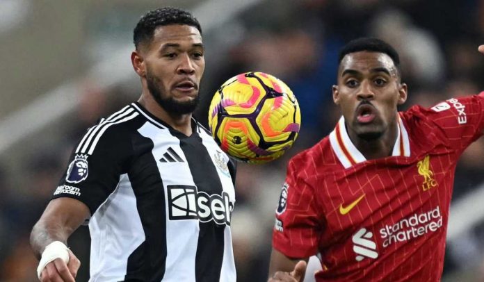 Joelinton dari Newcastle United berebut bola dengan Ryan Gravenberch dari Liverpool