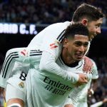 Jude Bellingham menggendong Fede Valverde di laga Real Madrid vs Las Palmas
