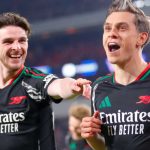 Leandro Trossard merayakan gol bersama Declan Rice di laga PSV vs Arsenal