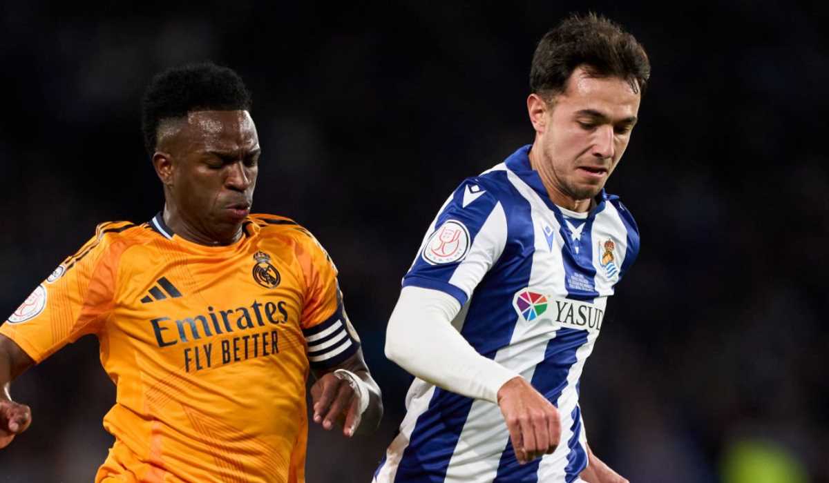 Martin Zubimendi dari Real Sociedad dikawal Vinicius Junior dari Real Madrid